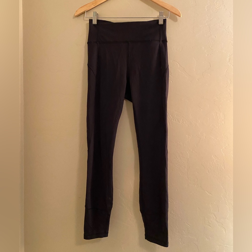 In Movement 7/8 Lululemon tight, women’s 6